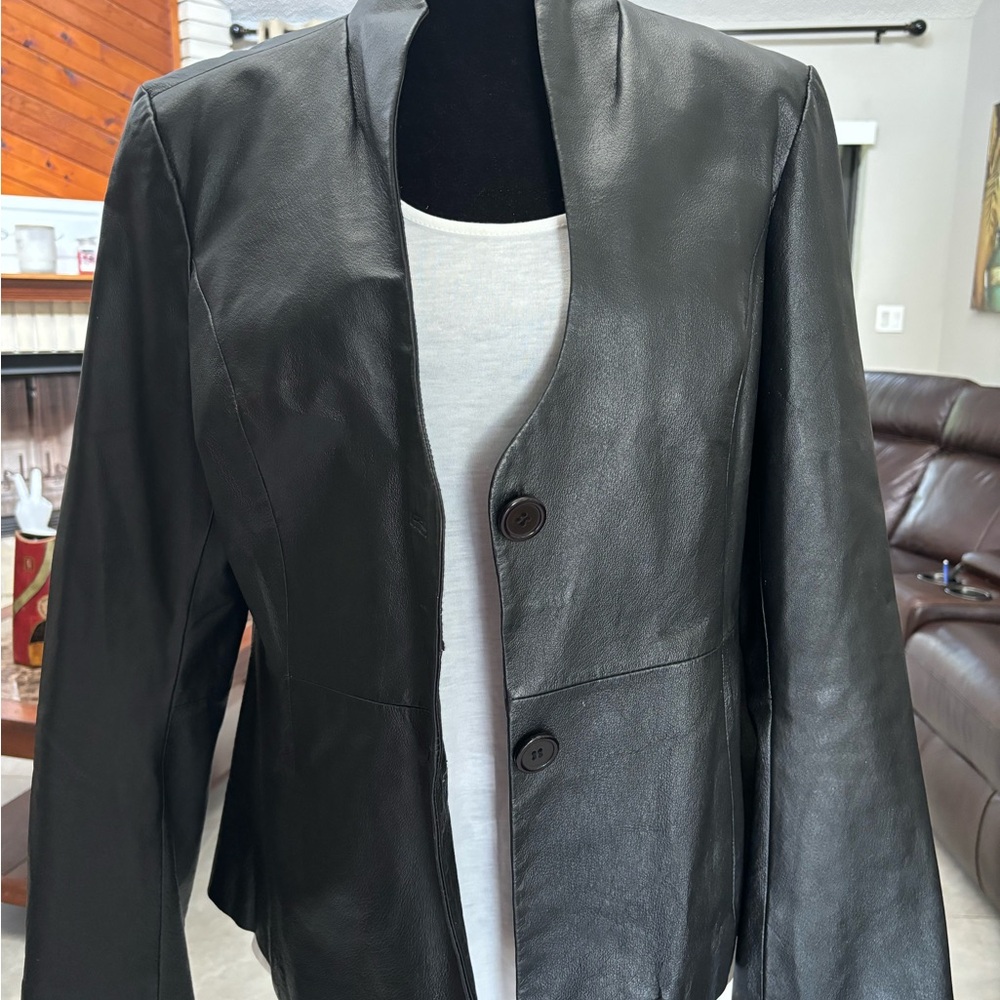 📣𝐅𝐀𝐋𝐋 𝐈𝐒 𝐂𝐎𝐌𝐈𝐍𝐆‼️ This waist-length leather jacket needs a home.